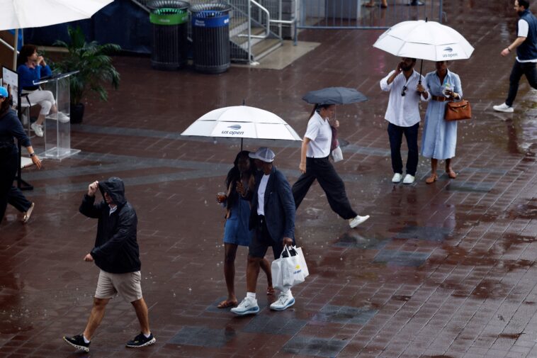 rainy-weather-doesn’t-stop-us-open-goers-from-getting-their-tennis-fix