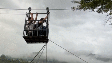 rescuers-use-ziplines-to-transport-trapped-citizens-after-devastating-nepal-floods-decimate-country’s-bridges