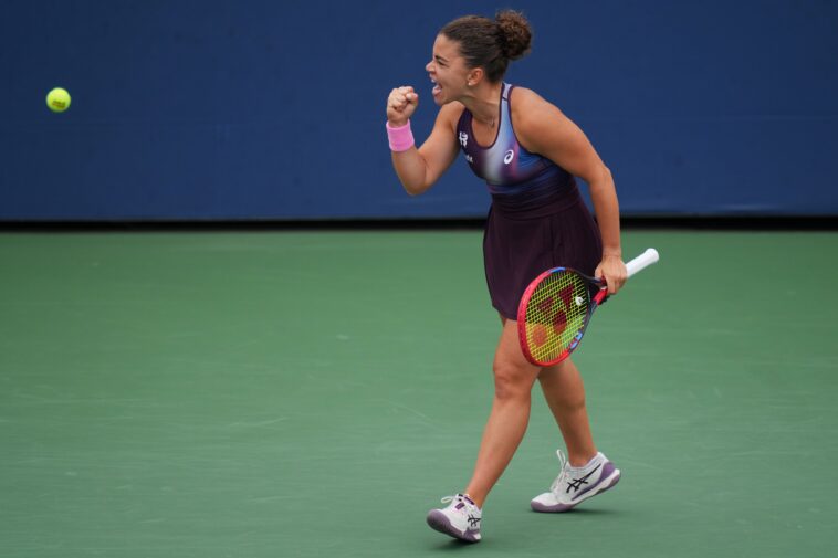 jasmine-paolini-gets-unusual-good-luck-gift-from-fan-after-us-open-win