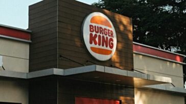 watch:-mob-of-500-teens-swarm-colorado-burger-king,-supermarket-in-chaotic-‘takeover’