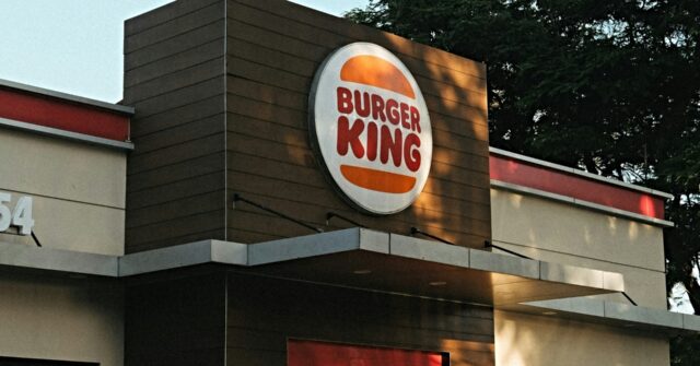 watch:-mob-of-500-teens-swarm-colorado-burger-king,-supermarket-in-chaotic-‘takeover’