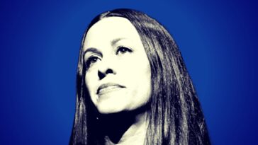 alanis-morissette-sues-former-tour-manager-for-fraud-and-extortion,-accuses-him-of-blackmail-by-threatening-to-report-her-for-drug-trafficking