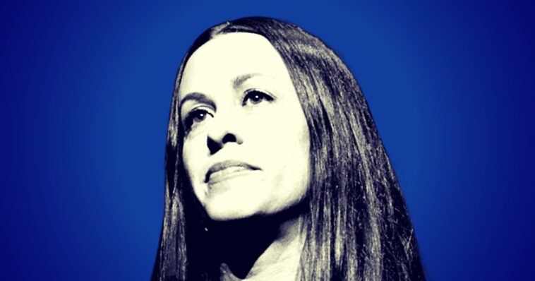 alanis-morissette-sues-former-tour-manager-for-fraud-and-extortion,-accuses-him-of-blackmail-by-threatening-to-report-her-for-drug-trafficking