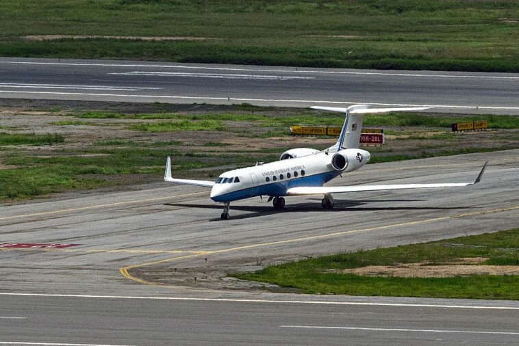 coast-guard-pilots-make-emergency-landing-with-markwayne-mullin-aboard