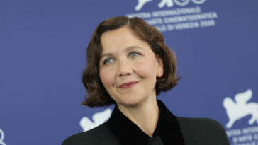 maggie-gyllenhaal-complains-about-lack-of-female-directors-at-film-fest-after-directing-one-of-this-year’s-biggest-bombs