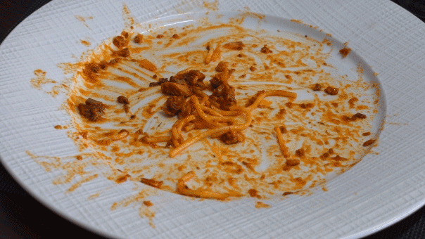 why-restaurant-servers-clear-your-plate-before-everyone-finishes-eating