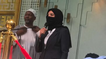 sad:-kathy-hochul-tries-to-warn-people-republicans-will-take-away-women’s-rights,-but-her-mouth-is-covered-by-hijab