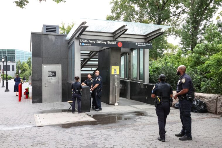 nyc-straphanger-stabbed-by-brass-knuckle-wielding-stranger-during-morning-commute