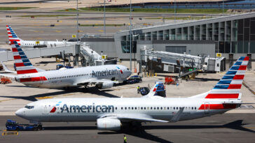 american-airlines-flight-forced-to-abort-takeoff-from-laguardia-airport-after-bird-strike-reported