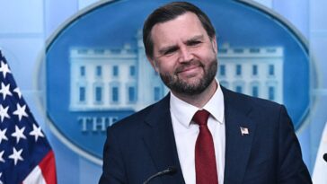 watch:-jd-vance-pays-tribute-to-karoline-leavitt-in-first-white-house-press-briefing-since-her-departure