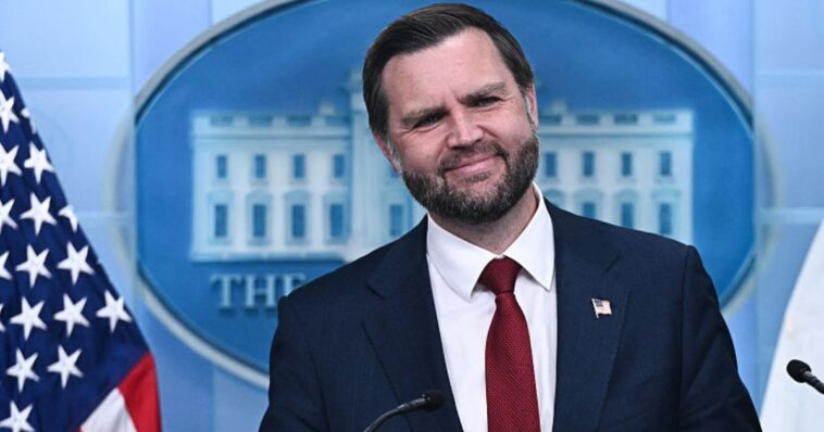watch:-jd-vance-pays-tribute-to-karoline-leavitt-in-first-white-house-press-briefing-since-her-departure