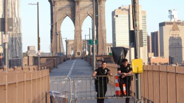 nyc-cops-shoot-knife-wielding-man-who-charged-at-them-on-brooklyn-bridge,-sources-say