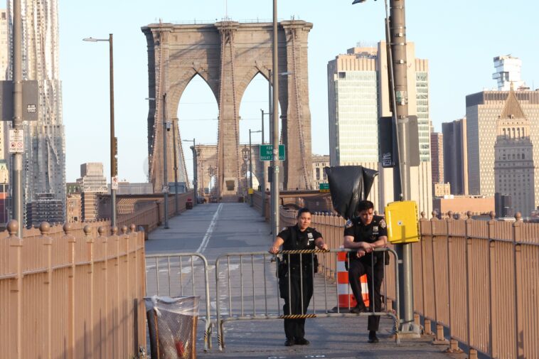 nyc-cops-shoot-knife-wielding-man-who-charged-at-them-on-brooklyn-bridge,-sources-say