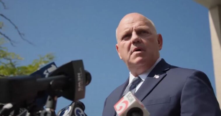 deranged-clancy-cultists-shout-vile-things-at-da-during-presser-after-judge-declares-mistrial-(video)