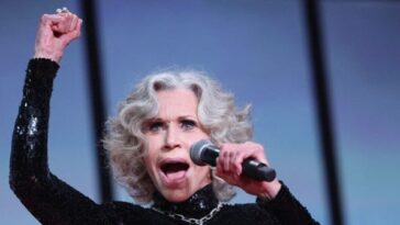jane-fonda-rants-about-‘tech-bros’-oppressing-women:-they-can’t-have-babies,-so-they’ll-make-robots-and-force-us-to-be-‘tradwives’
