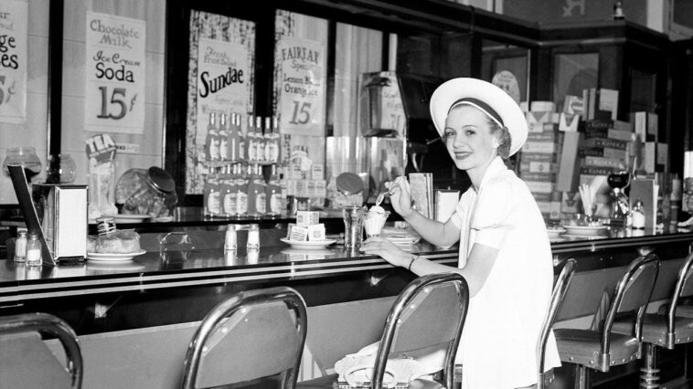 before-mcdonald’s-and-starbucks,-americans-packed-these-once-beloved-lunch-counters