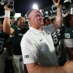 michigan-state-offensive-lineman-unleashes-a-fountain-of-puke-during-two-point-conversion