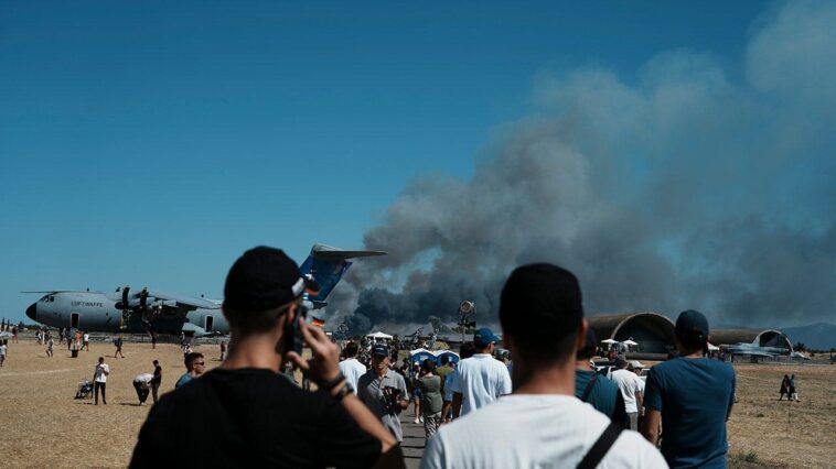 fighter-jet-crashes-at-air-show,-killing-2-pilots-with-thousands-of-spectators-watching