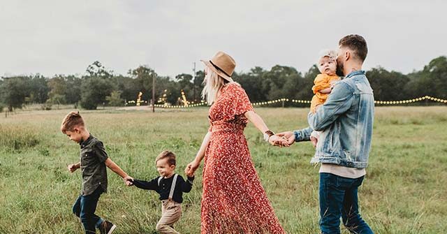 report:-trump-administration-may-open-funds-to-married-couples-who-choose-to-have-one-parent-stay-at-home-to-raise-children