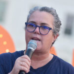 video:-rosie-o’donnell-sings-‘i-am-woman,-hear-me-roar’-with-jeffrey-epstein-victims