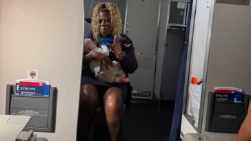 united-airlines-flight-attendant-catches-baby-that-was-about-to-fall-out-of-new,-‘exhausted’-mom’s-lap