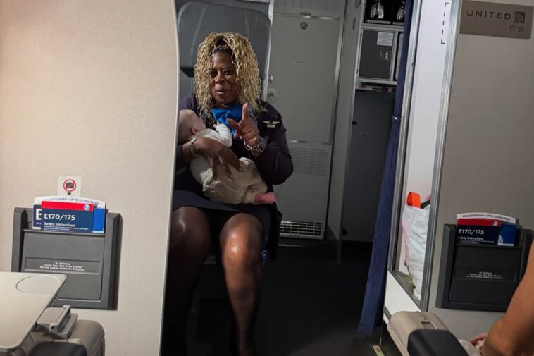 united-airlines-flight-attendant-catches-baby-that-was-about-to-fall-out-of-new,-‘exhausted’-mom’s-lap