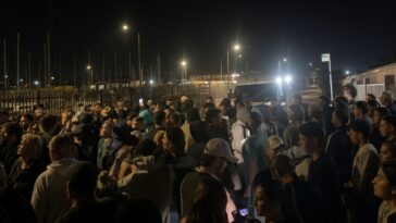britain-rises:-after-giant-inflatable-boat-crosses-the-channel,-uk-citizens-blockade-portsmouth-harbor,-impede-passage-of-buses-carrying-illegal-migrants-into-the-country-(videos)