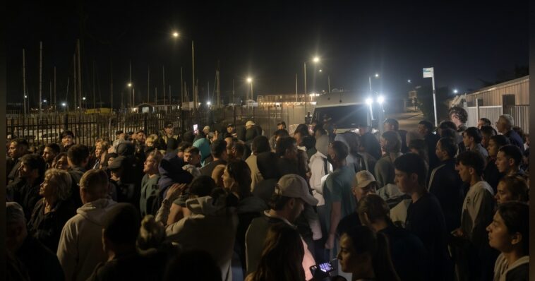 britain-rises:-after-giant-inflatable-boat-crosses-the-channel,-uk-citizens-blockade-portsmouth-harbor,-impede-passage-of-buses-carrying-illegal-migrants-into-the-country-(videos)