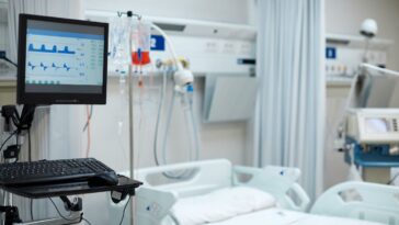 icu-nurses-help-baptize-elderly-patient-just-days-before-death