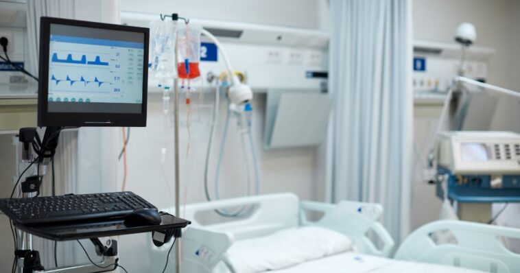 icu-nurses-help-baptize-elderly-patient-just-days-before-death