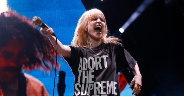 pop-star-hayley-williams-screams-‘f**k-ice,’-‘f**k-donald-trump,’-‘free-palestine’-at-concert