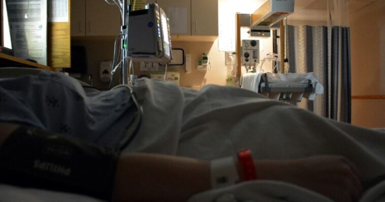 icu-nurses-help-baptize-elderly-patient-just-days-before-death