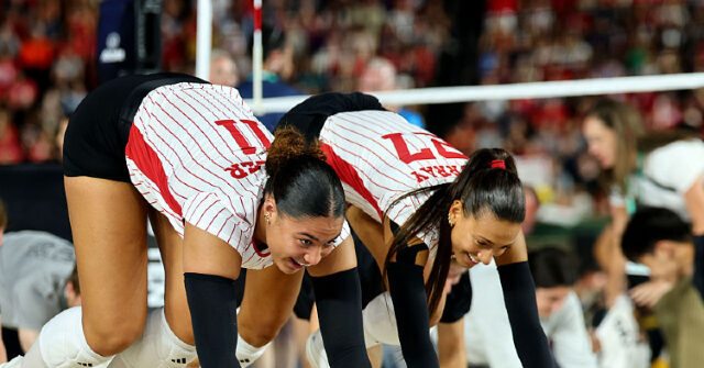 moisture-delay-at-wrigley-field-volleyball-match-turns-into-bizarre-viral-scene
