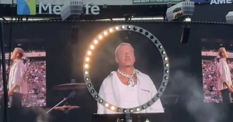 rapper-macklemore-calls-ice-a-“terrorist-organization”-during-rant-at-ed-sheeran-concert-(video)