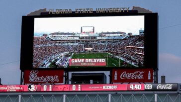 fsu-smu-game-turns-into-old-school-football-after-stadium-power-outage-wipes-out-in-game-communication