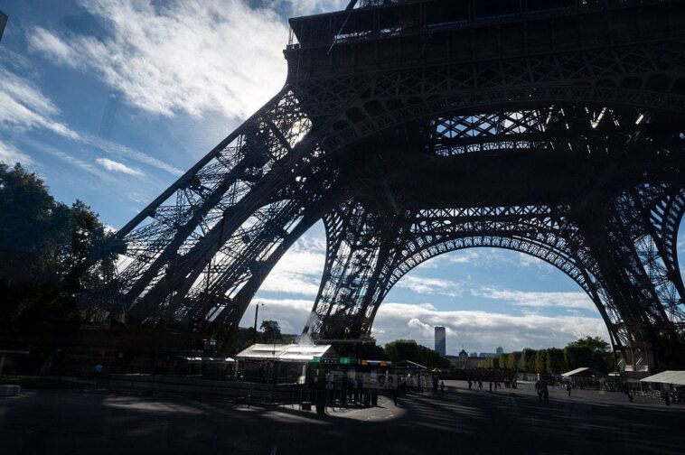 eiffel-tower-makes-female-workers-‘invisible’-to-accommodate-religious-group