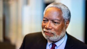 smithsonian-chief-at-center-of-trump-fight-over-american-history-to-retire