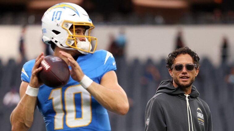 ex-nfl-star-believes-mike-mcdaniel’s-‘best-decision-of-his-career’-was-joining-chargers-with-justin-herbert
