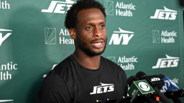 geno-smith-touched-by-jets-captain-nod-in-return-to-new-york