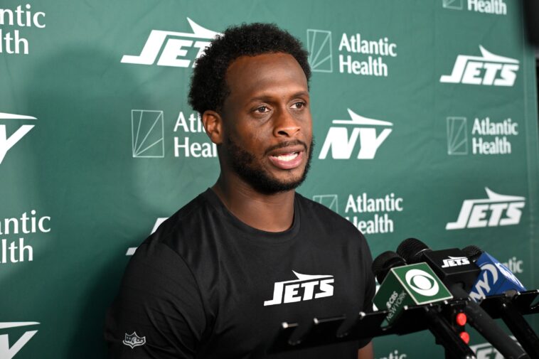 geno-smith-touched-by-jets-captain-nod-in-return-to-new-york