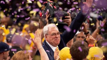 former-lakers-coach-phil-jackson-to-be-honored-with-statue-at-famed-star-plaza,-team-says