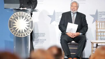 supreme-court-chief-justice-praises-outgoing-smithsonian-leader-who-was-under-pressure-from-trump-admin