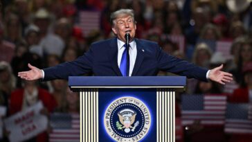 trump-makes-stunning-first-of-its-kind-cash-promise-in-bid-to-rally-gop-voters-at-dallas-midterm-convention