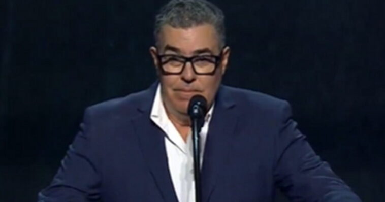 adam-carolla-mocks-the-left-with-hilarious-‘land-acknowledgement’-at-the-gop-midterm-convention-(video)