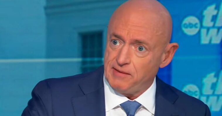 dem-senator-mark-kelly-shares-‘note’-from-‘everyday-american’-that-was-left-on-his-plane-seat-while-he-was-in-the-restroom-and-the-replies-are-absolutely-savage