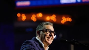 adam-carolla-trolls-democrat-‘land-acknowledgments’-at-gop-midterm-convention:-‘this-is-the-greatest-land-in-the-history-of-mankind’