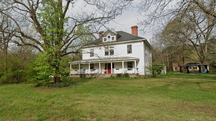 4-shot-inside-north-carolina-home,-2-killed-as-police-identify-person-of-interest