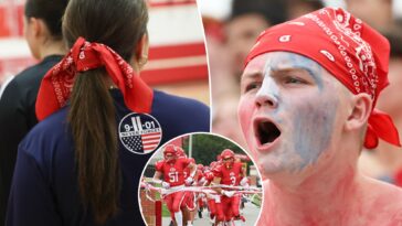 east-islip-student-athletes-rock-red-bandanas-to-honor-9/11-hero-welles-crowther