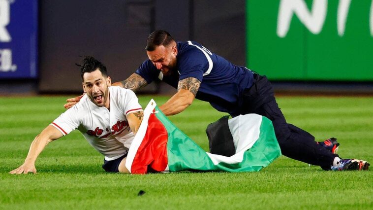 yankee-stadium-security-tackles-field-invader-waving-palestinian-flag-during-9/11-anniversary-game