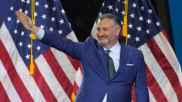 fired-up-crowd-interrupts-ted-cruz-with-‘ted,-you-suck!’-chants